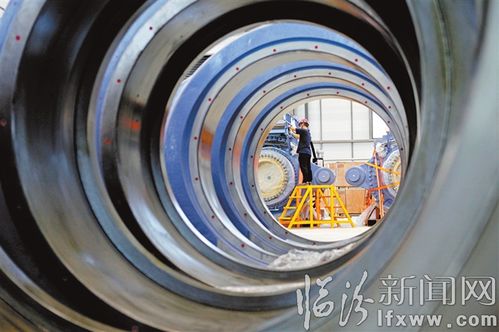 山西運達(dá)風(fēng)電設(shè)備 工人對齒輪箱機組進(jìn)行裝配作業(yè)